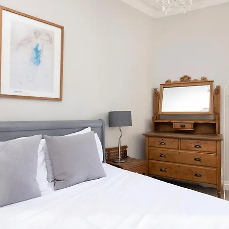 Joivy Old Town 1-Bed Apartment With Stunning Views Edinburgh Exterior photo