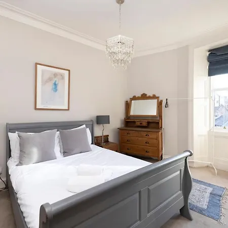 Joivy Old Town 1-Bed Apartment With Stunning Views Edinburgh Exterior photo
